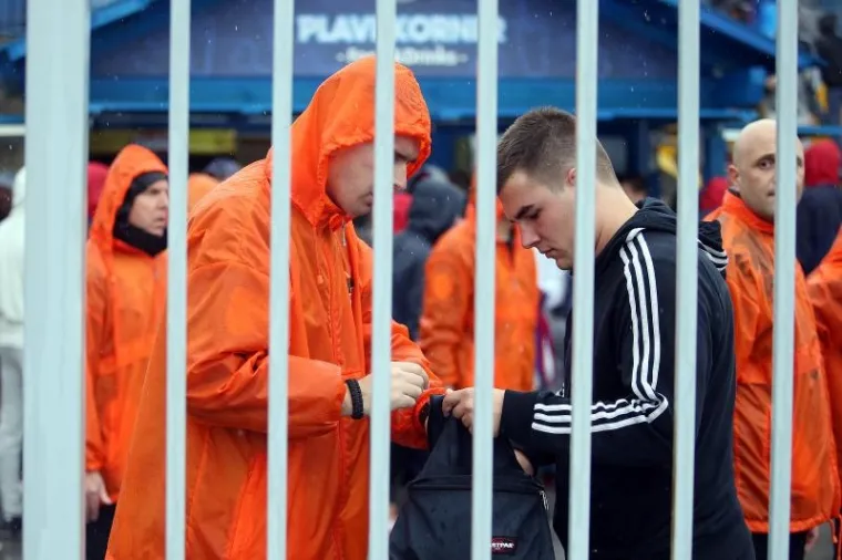 BILI VLAK U ZAGREBU: Pod pratnjom policijskog kordona navijači ispraćeni na Maksimir
