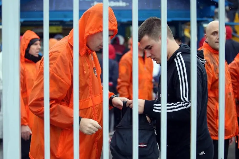 BILI VLAK U ZAGREBU: Pod pratnjom policijskog kordona navijači ispraćeni na Maksimir