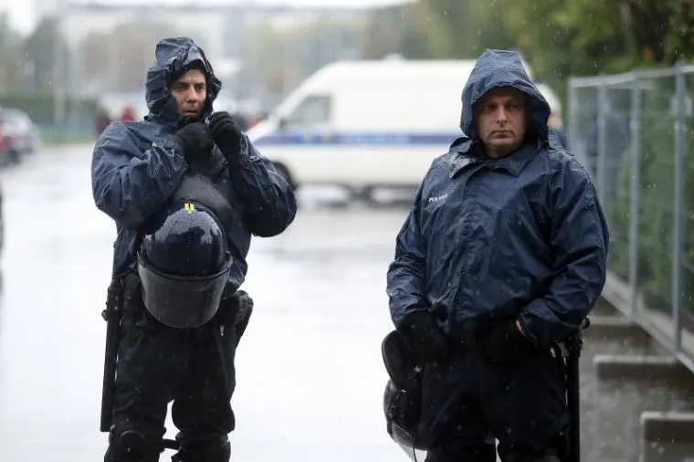 BILI VLAK U ZAGREBU: Pod pratnjom policijskog kordona navijači ispraćeni na Maksimir