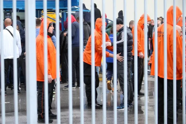 BILI VLAK U ZAGREBU: Pod pratnjom policijskog kordona navijači ispraćeni na Maksimir