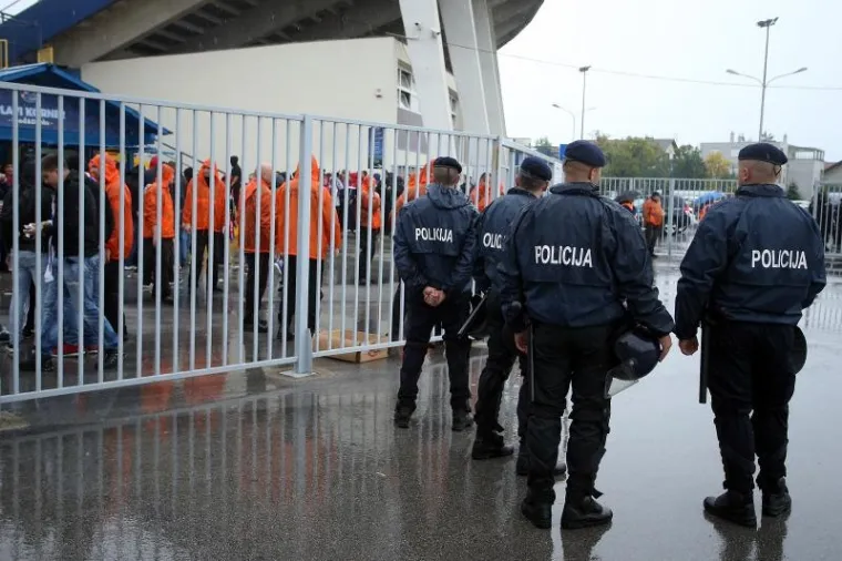 BILI VLAK U ZAGREBU: Pod pratnjom policijskog kordona navijači ispraćeni na Maksimir