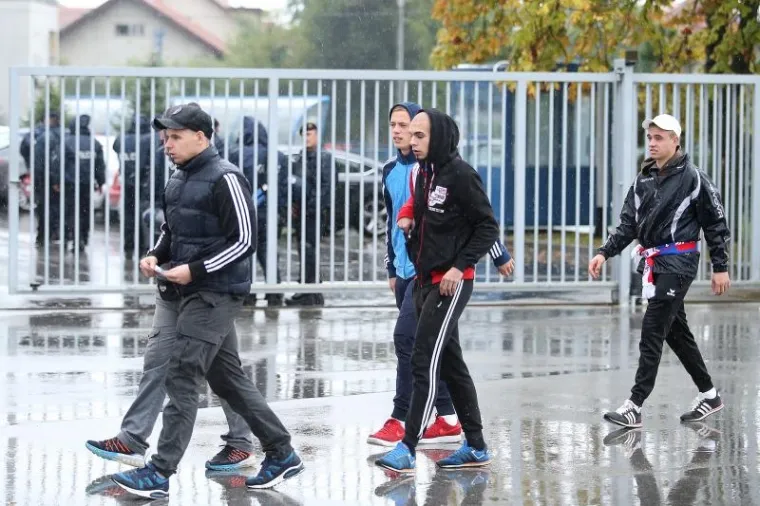 BILI VLAK U ZAGREBU: Pod pratnjom policijskog kordona navijači ispraćeni na Maksimir