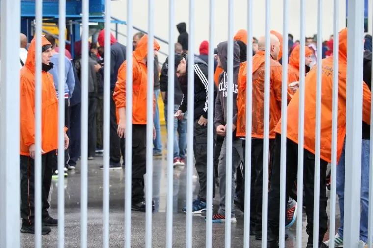 BILI VLAK U ZAGREBU: Pod pratnjom policijskog kordona navijači ispraćeni na Maksimir