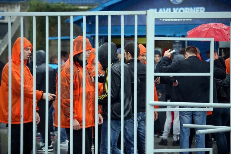 BILI VLAK U ZAGREBU: Pod pratnjom policijskog kordona navijači ispraćeni na Maksimir