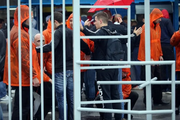 BILI VLAK U ZAGREBU: Pod pratnjom policijskog kordona navijači ispraćeni na Maksimir