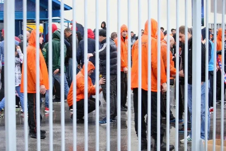 BILI VLAK U ZAGREBU: Pod pratnjom policijskog kordona navijači ispraćeni na Maksimir