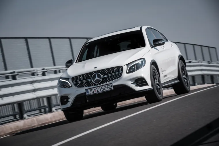 GLC Coupe je izrazito atraktivan automobil. Bočna coupe silueta, AMG optic paket, 19-inčni naplatci, decentna količina kromiranih detalja, masivan, ali elegantan stražnji kraj&hellip; sve je u&scaron;timano točno onoliko koliko je potrebno da bi automobil izgledao apsolutno fantastično.