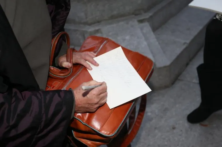 PROSVJED NA CVJETNOM: Zagrepčani lijepili poruke Bandiću i Horvatinčiću