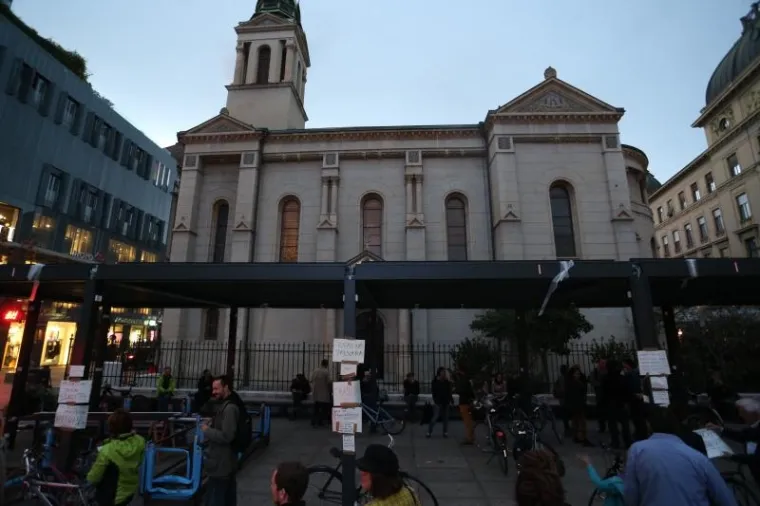 PROSVJED NA CVJETNOM: Zagrepčani lijepili poruke Bandiću i Horvatinčiću