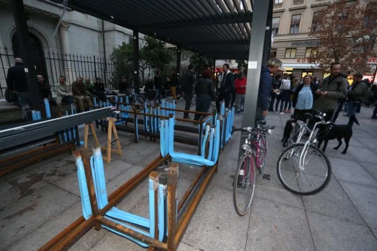 PROSVJED NA CVJETNOM: Zagrepčani lijepili poruke Bandiću i Horvatinčiću