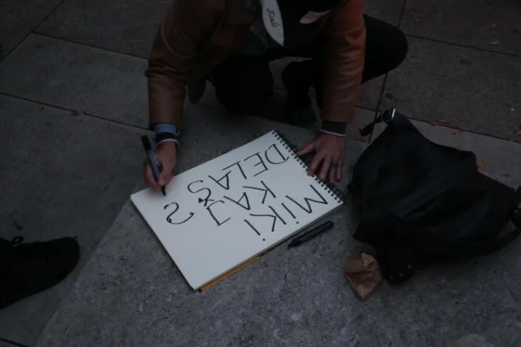 PROSVJED NA CVJETNOM: Zagrepčani lijepili poruke Bandiću i Horvatinčiću