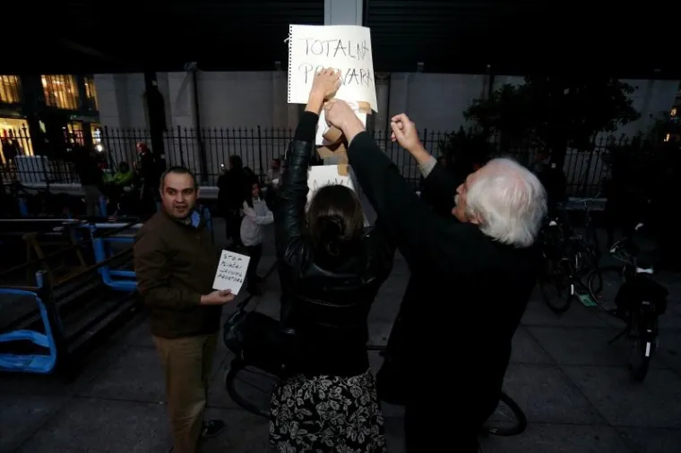 PROSVJED NA CVJETNOM: Zagrepčani lijepili poruke Bandiću i Horvatinčiću