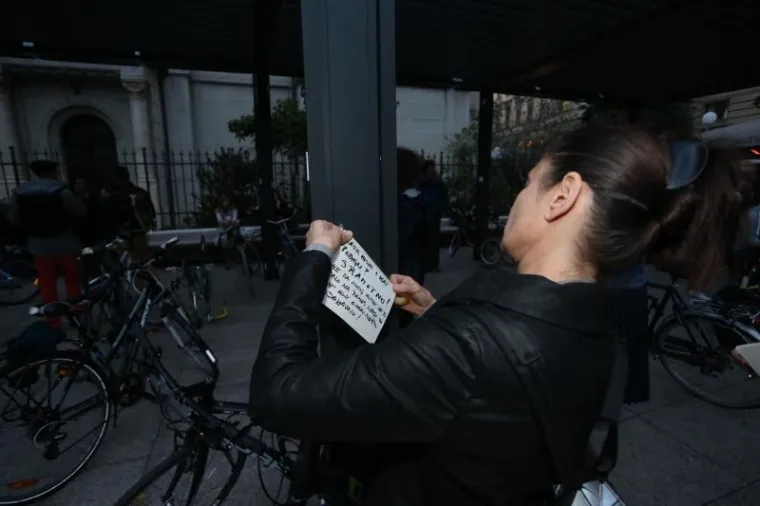 PROSVJED NA CVJETNOM: Zagrepčani lijepili poruke Bandiću i Horvatinčiću