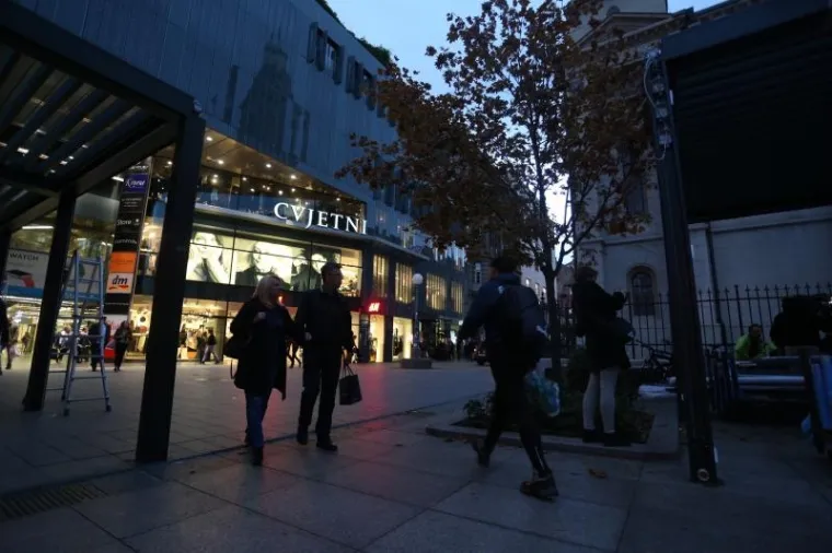 PROSVJED NA CVJETNOM: Zagrepčani lijepili poruke Bandiću i Horvatinčiću