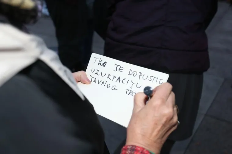 PROSVJED NA CVJETNOM: Zagrepčani lijepili poruke Bandiću i Horvatinčiću