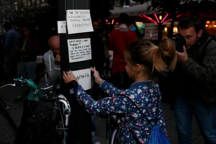 PROSVJED NA CVJETNOM: Zagrepčani lijepili poruke Bandiću i Horvatinčiću