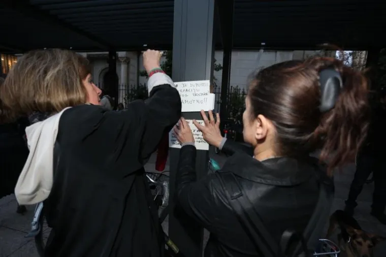 PROSVJED NA CVJETNOM: Zagrepčani lijepili poruke Bandiću i Horvatinčiću