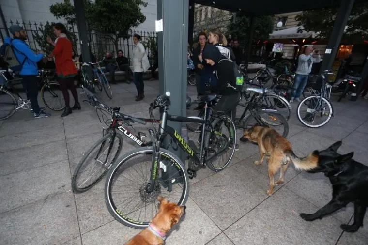 PROSVJED NA CVJETNOM: Zagrepčani lijepili poruke Bandiću i Horvatinčiću