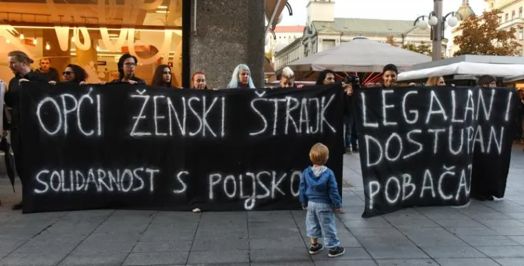 Oko 400 građana i građanki Zagreba solidariziralo se s općim ženskim štrajkom u Poljskoj