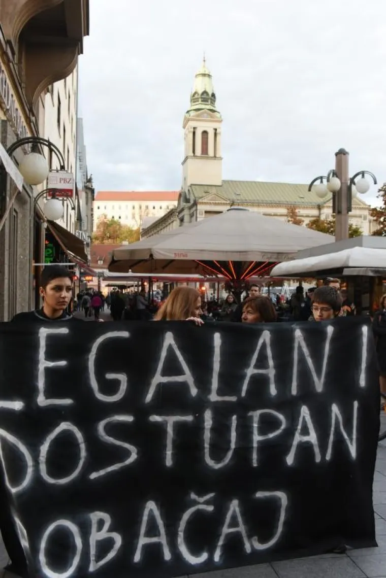 Oko 400 građana i građanki Zagreba solidariziralo se s općim ženskim štrajkom u Poljskoj