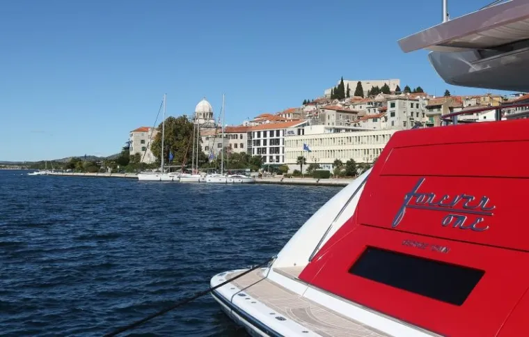 U &scaron;ibenskoj je luci na molu Krka privezana jahta Forever One