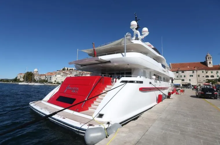 Imenom Zauvijek jedna posvecena je Grossmanovoj supruzi