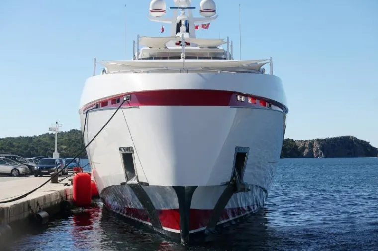 Na krmi je obojana crvenom bojom, ba&scaron; kao Coca-Cola