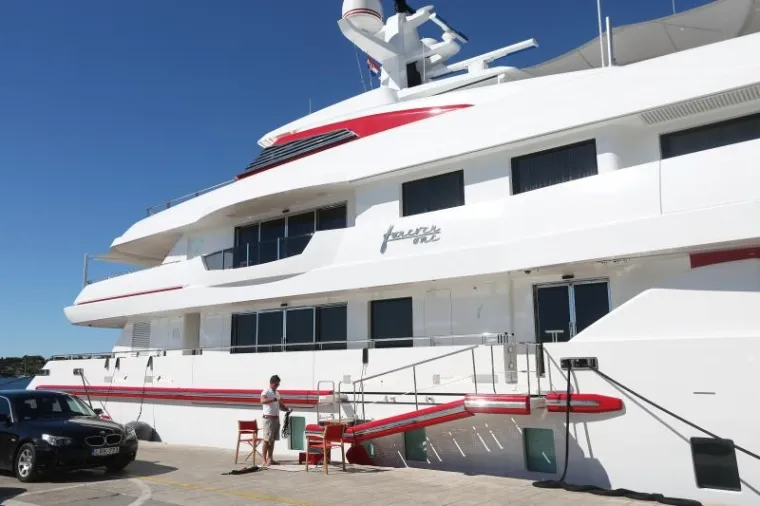 OVO SE NE VIĐA SVAKI DAN: U &Scaron;ibeniku usidrena velebna jahta poznatog meksičkog milijardera