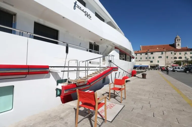 OVO SE NE VIĐA SVAKI DAN: U &Scaron;ibeniku usidrena velebna jahta poznatog meksičkog milijardera