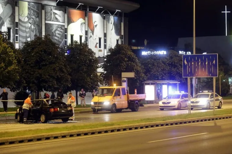 Na Zagrebačkoj aveniji, u naselju Vrbani, u srijedu oko 21 sat sudarila su se tri osobna vozila, od kojih se jedno zapalilo, a ozlijeđena je jedna osoba