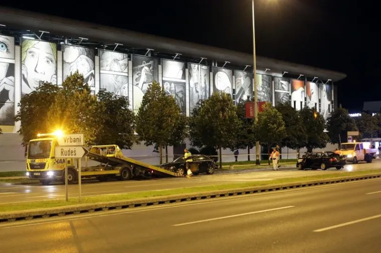 AUTO POTPUNO IZGORIO: Trostruki sudar u zagrebačkim Vrbanima