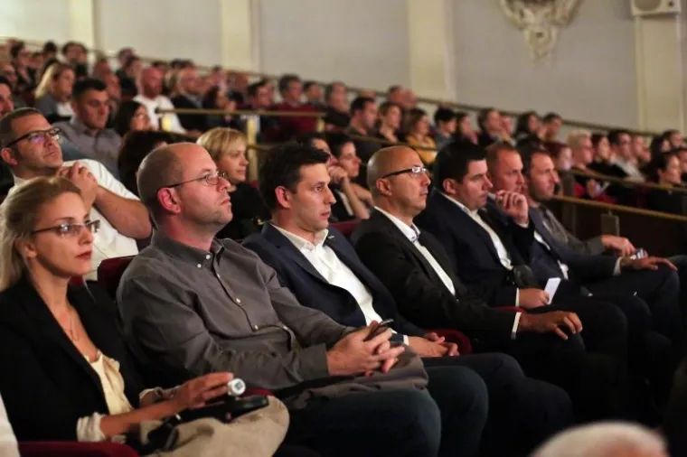 MOMAČKI IZLAZAK: Pogledajte gdje su nakon pregovora s HDZ-om završili mostovci