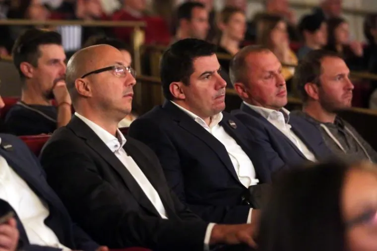 MOMAČKI IZLAZAK: Pogledajte gdje su nakon pregovora s HDZ-om završili mostovci