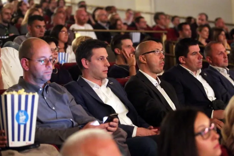 Nakon premijere Petrov je novinarima tek kratko izjavio da je "film edukativan i otkriva puno toga", te je preporučio i drugima da ga pogledaju.
