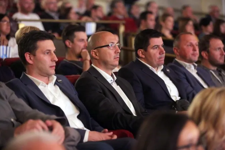 MOMAČKI IZLAZAK: Pogledajte gdje su nakon pregovora s HDZ-om završili mostovci