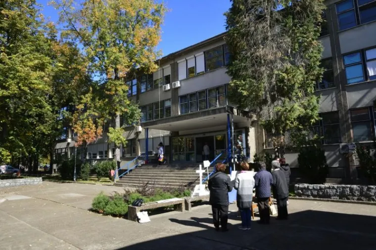 Aktivistice molitvene zajednice '40 dana za život' mole ispred Opće bolnice