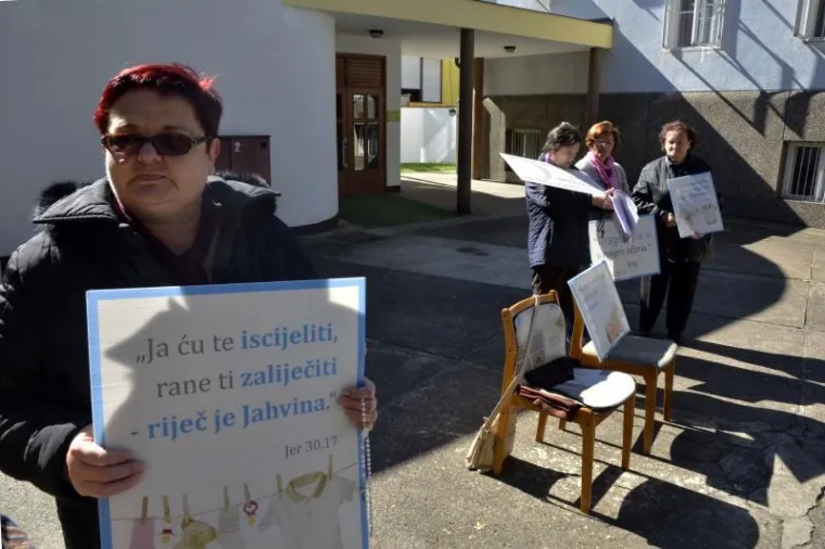 Aktivistice molitvene zajednice '40 dana za život' mole ispred Opće bolnice
