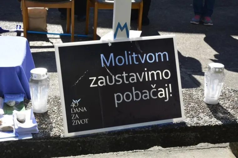 Aktivistice molitvene zajednice '40 dana za život' mole ispred Opće bolnice