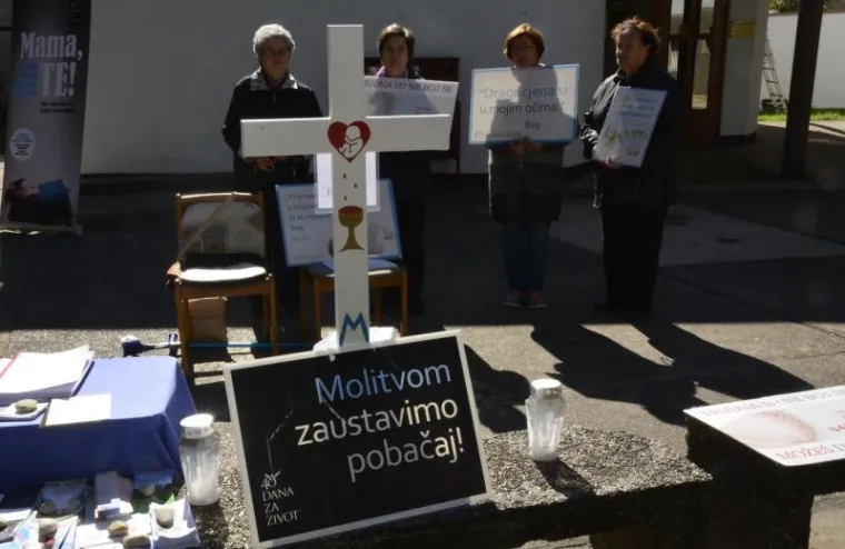 Aktivistice molitvene zajednice '40 dana za život' mole ispred Opće bolnice