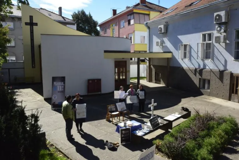 Aktivistice molitvene zajednice '40 dana za život' mole ispred Opće bolnice