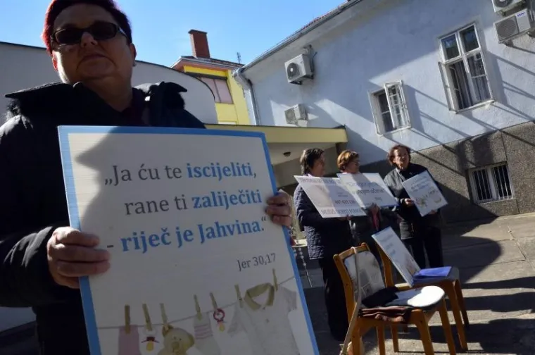 Aktivistice molitvene zajednice '40 dana za život' mole ispred Opće bolnice