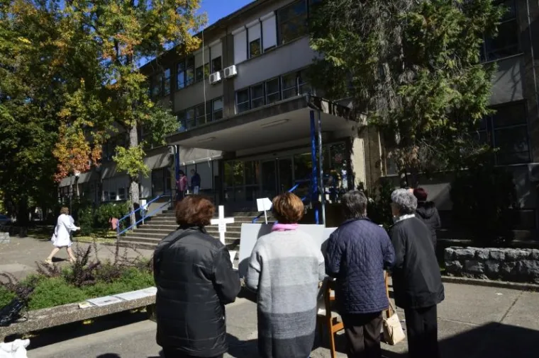 Aktivistice molitvene zajednice '40 dana za život' mole ispred Opće bolnice