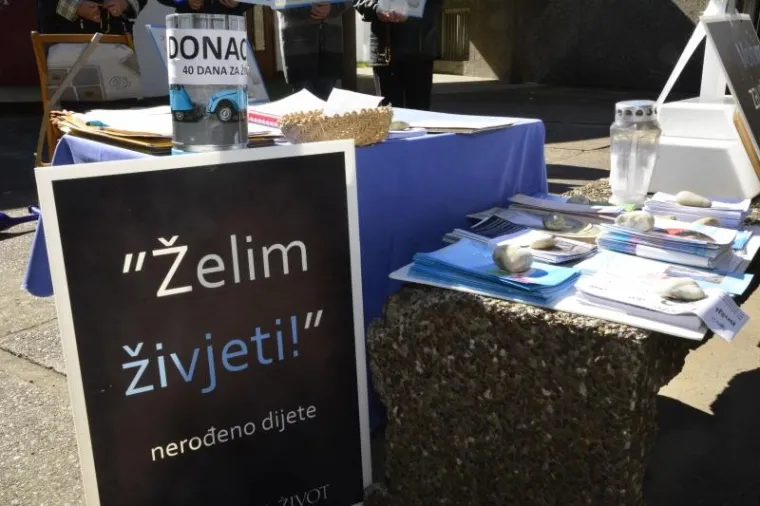 Aktivistice molitvene zajednice '40 dana za život' mole ispred Opće bolnice