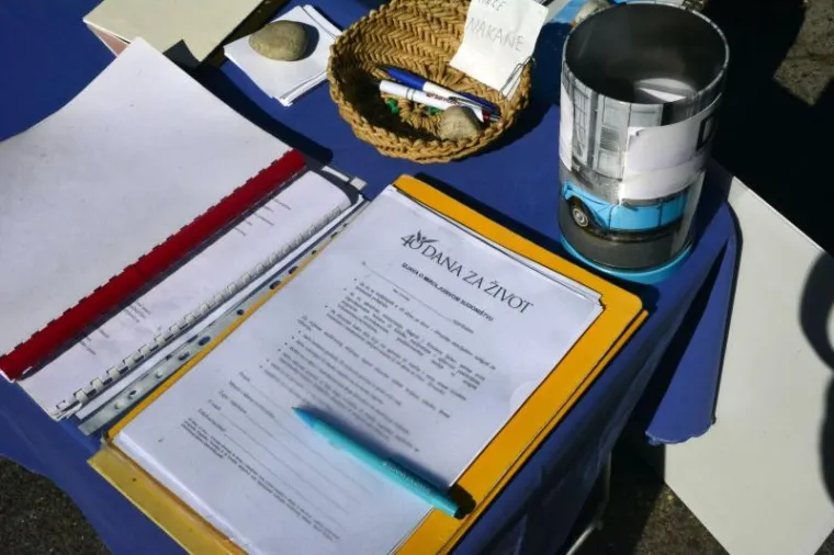 Aktivistice molitvene zajednice '40 dana za život' mole ispred Opće bolnice