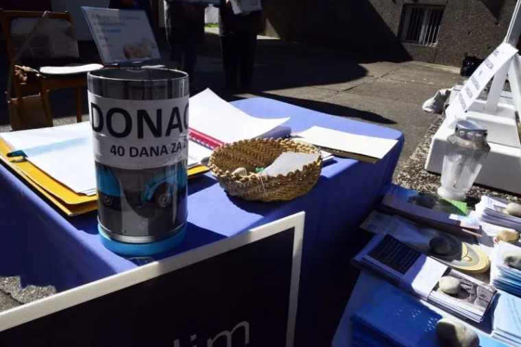 Aktivistice molitvene zajednice '40 dana za život' mole ispred Opće bolnice