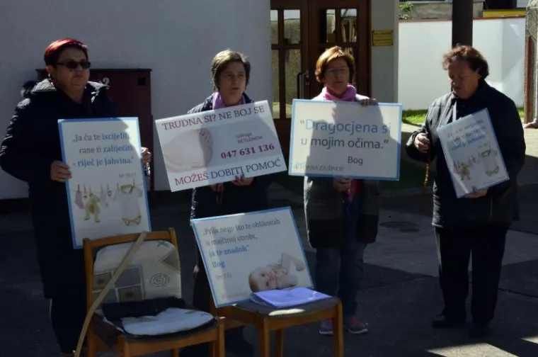 Aktivistice molitvene zajednice '40 dana za život' mole ispred Opće bolnice