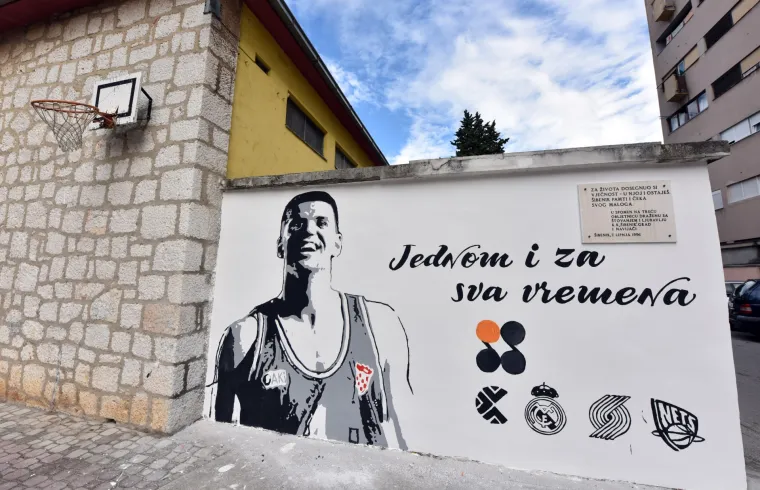 'Jednom i za sva vremena': pored prvog ko&scaron;a Dražena Petrovića u &Scaron;ibeniku osvanuo grafit