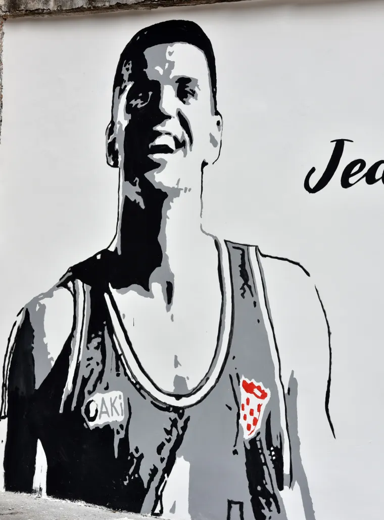 'Jednom i za sva vremena': pored prvog ko&scaron;a Dražena Petrovića u &Scaron;ibeniku osvanuo grafit