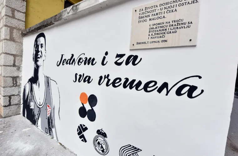 'Jednom i za sva vremena': pored prvog ko&scaron;a Dražena Petrovića u &Scaron;ibeniku osvanuo grafit