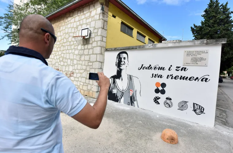 'Jednom i za sva vremena': pored prvog ko&scaron;a Dražena Petrovića u &Scaron;ibeniku osvanuo grafit